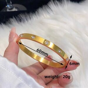 Elegant Gold and White Bracelet